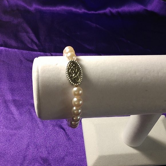 pink bracelet with pretty metal piece - Picture 4 of 5